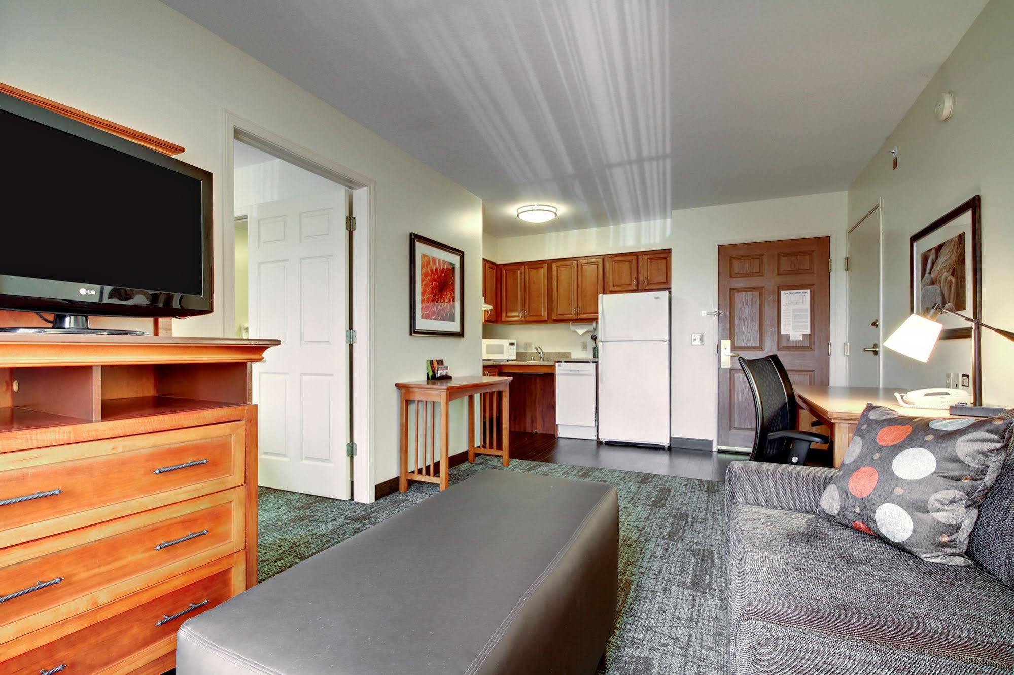 Staybridge Suites Madison - East By Ihg Esterno foto